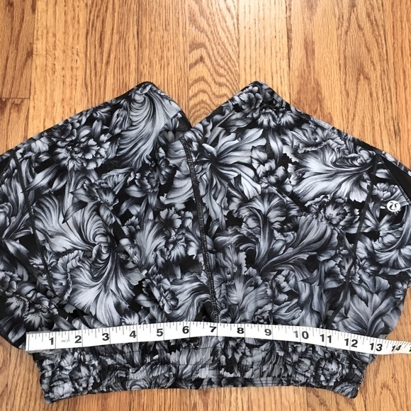 lululemon athletica Hotty Hot Short II 4" Night Garden Floral Ice Grey Black - Picture 14 of 16